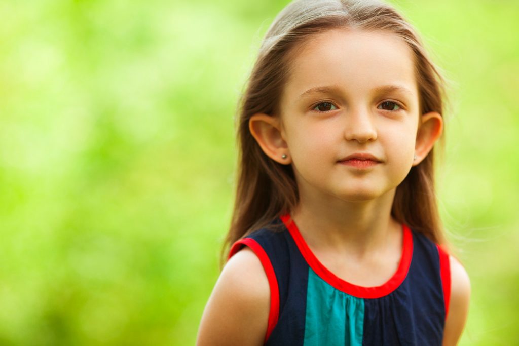 Menina com orelhas de abano